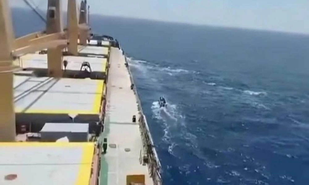 Ινδικός Ωκεανός: Με εκτελέσεις ομήρων ναυτικών απειλούν οι Σομαλοί πειρατές